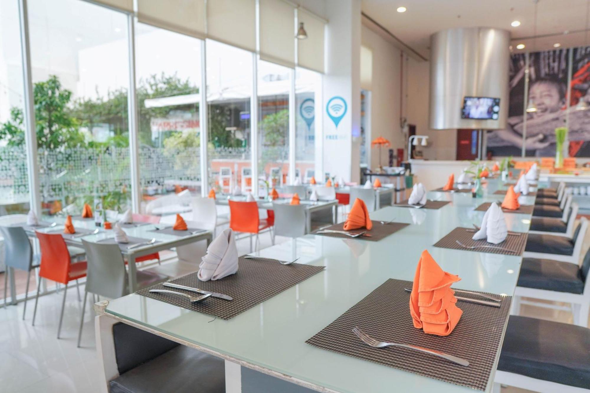 Harris Hotel Batam Center Екстер'єр фото